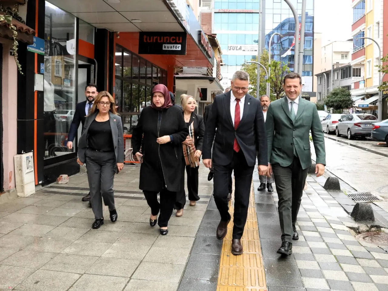 Akay ve AK Parti heyetinden esnaf, gaziler ve şehit ailesine ziyaret